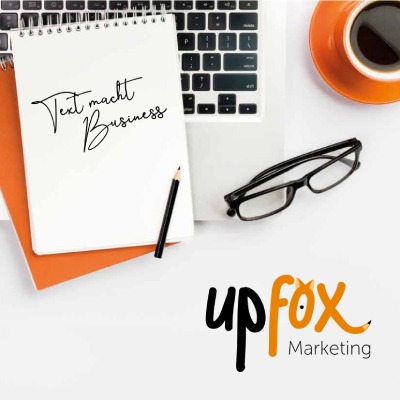 Titelseite des Werbefolders von Upfox Marketing, Werbeagentur, mit dem Slogan: Text macht Business; Folder-Inhalt: Text und Ideen, Titelseite, über mich, Astrid Schernhammer, Werbetexte für Homepage und Drucksorten, Blog und E-Mail-Marketing, Produktbeschreibung für Broschüre und Online-Shop, außerdem Kunden-Rezensionen; Fotocredits: freepiks.com; Folder kann geöffnet werden auf der Seite: Marketing verbessern