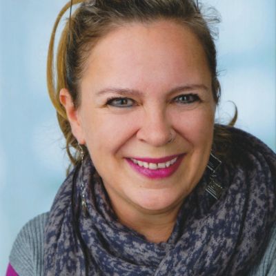 Porträtaufnahme von Astrid Schernhammer, Inhaberin von Upfox Marketing, für die Seite: Über mich - Werbetexterin für effektives Marketing und Linguistik-Expertin in Wien
