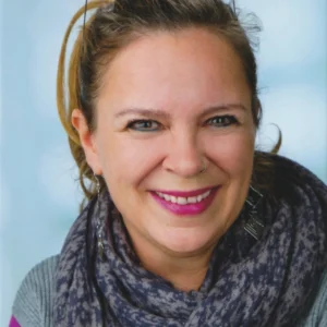 Porträtaufnahme von Astrid Schernhammer, Inhaberin von Upfox Marketing, Werbetexterin, Expertin für Copywriting, Linguistik und Marketing in Wien; Credits: Fotostudio Semrad